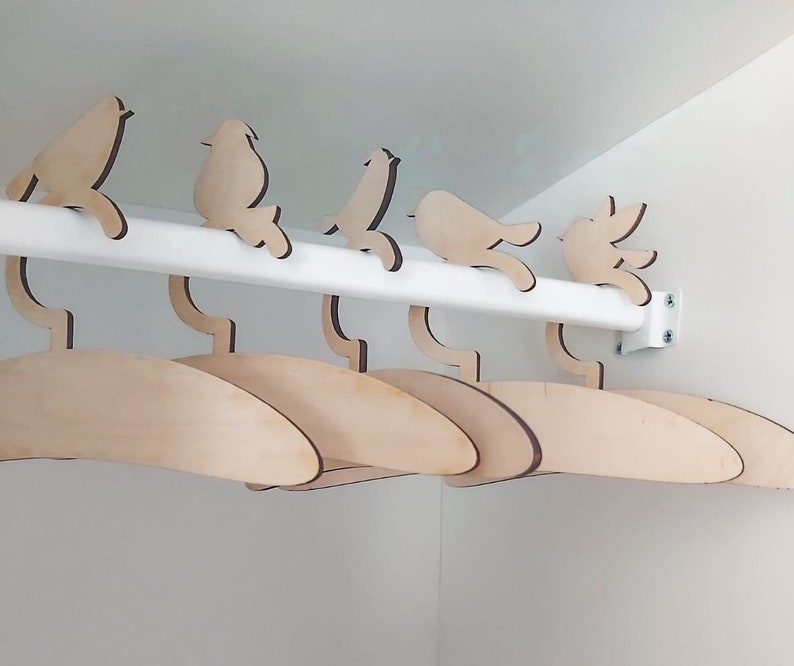 Gepersonaliseerde babyvogelhangers, houten kinderkleerhanger, babyshowercadeaus, kinderkamerdecoratie, kinderkleerhanger afbeelding 1