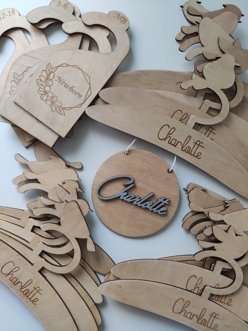 Gepersonaliseerde babyvogelhangers, houten kinderkleerhanger, babyshowercadeaus, kinderkamerdecoratie, kinderkleerhanger afbeelding 9