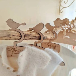 Gepersonaliseerde babyvogelhangers, houten kinderkleerhanger, babyshowercadeaus, kinderkamerdecoratie, kinderkleerhanger afbeelding 4