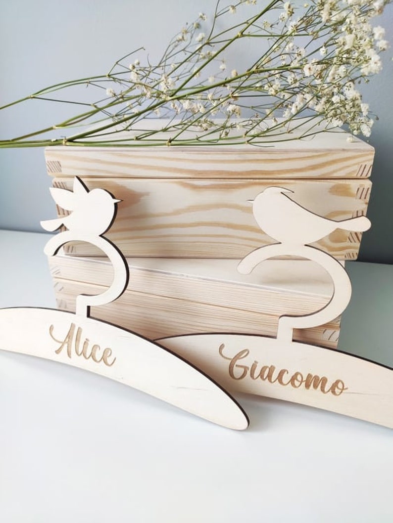 Gepersonaliseerde babyvogelhangers, houten kinderkleerhanger, babyshowercadeaus, kinderkamerdecoratie, kinderkleerhanger afbeelding 7