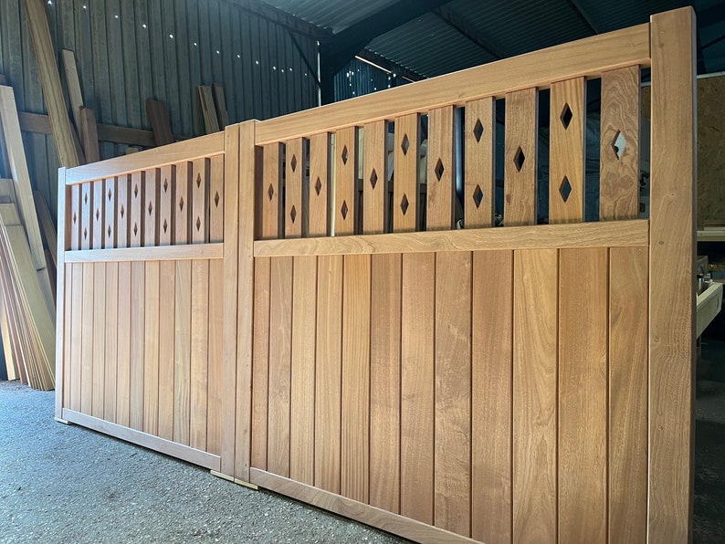 Hardwood Driveway Gates in Sapele Diamond Pattern Detail Custom Made ...