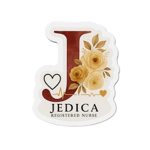 Può includere: Un adesivo con la lettera "J" bordeaux decorata con rose e foglie gialle. Il nome "Jedica" e il titolo "Infermiera Registrata" sono sotto la lettera, con una linea del battito cardiaco e un simbolo di cuore.