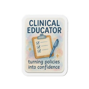 Puede incluir: Una pegatina con la frase "CLINICAL EDUCATOR" en azul marino. Muestra una carpeta con casillas de verificación y un bolígrafo. La frase "turning policies into confidence" está debajo. El fondo tiene un efecto acuarela.