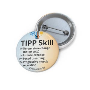 Op de afbeelding: Een ronde knoop met de tekst "TIPP Skill" en de definities: Temperatuurverandering, Intense oefening, Paced ademhaling en Progressieve spierontspanning. De knoop heeft een gele en blauwe gradiënt achtergrond met een sneeuwvlok en zon.