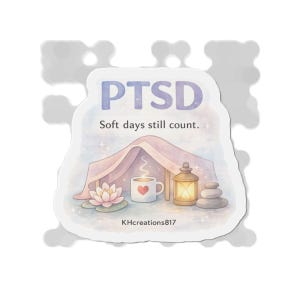 Könnte beinhalten: Ein Aufkleber im Aquarellstil mit dem Wort "PTSD" in Blau und Lila und dem Text "Soft days still count." Das Bild zeigt ein Zelt, eine Tasse mit Herz, eine Laterne, eine Lotusblume und gestapelte Steine.