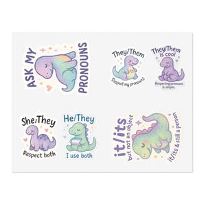 Könnte beinhalten: Ein Bogen mit Aufklebern mit bunten Dinosaurier-Illustrationen. Die Aufkleber enthalten Sätze wie "Ask My Pronouns", "They/Them", "She/They" und "He/They". Die Dinosaurier sind mit Herzen und Sternen versehen.