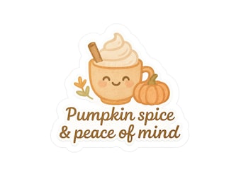 Op de afbeelding: Een sticker met een lachende oranje mok pompoen kruiden latte met slagroom en een kaneelstokje, naast een kleine pompoen. De tekst luidt "Pumpkin spice & peace of mind."
