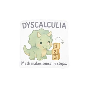 Puede incluir: Una pegatina con un dinosaurio triceratops de color verde claro junto a una pila de tres bloques de madera numerados 1, 2 y 3. Sobre el dinosaurio aparece el texto DYSCALCULIA y debajo el texto Math makes sense in steps con una flecha.