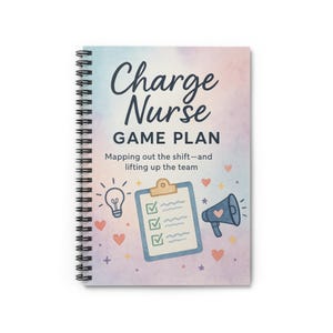 Puede incluir: Un cuaderno con espiral con la inscripción "Charge Nurse GAME PLAN" en la portada. La portada tiene un fondo de acuarela con ilustraciones de una bombilla, una portapapeles y un megáfono. También está presente el texto "Mapping out the shift-and lifting up the team".
