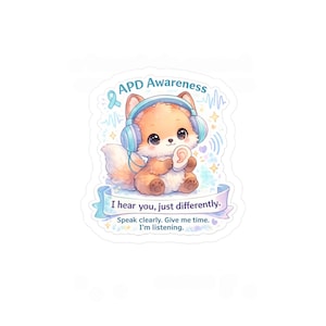 Könnte beinhalten: Ein Aufkleber mit einem Cartoon-Fuchs mit Kopfhörern und einem Ohr, mit dem Text "APD Awareness". Der Fuchs ist hellbraun mit blauen Kopfhörern und einem blauen Band. Der Text "Ich höre dich, nur anders" ist ebenfalls enthalten.