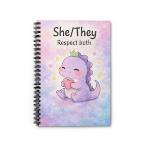 Può includere: Quaderno a spirale con una copertina colorata raffigurante un dinosauro dei cartoni animati che tiene un cuore. Il testo "She/They Respect both" è visualizzato sopra il dinosauro. Lo sfondo ha un effetto acquerello con colori pastello.