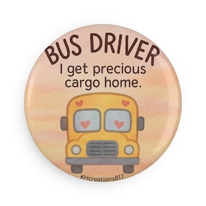 Puede incluir: Botón redondo con fondo de acuarela e ilustración de autobús escolar amarillo. El texto dice "BUS DRIVER I get precious cargo home." El autobús tiene detalles en forma de corazón en las ventanas. Un lindo regalo para un conductor de autobús.