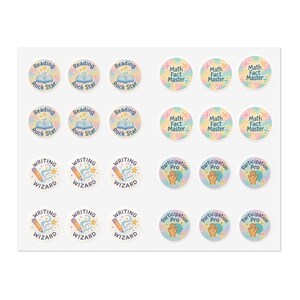 Puede incluir: Una hoja de pegatinas redondas y coloridas con varios títulos de logros. Los títulos incluyen "Reading Rock Star", "Math Fact Master", "Writing Wizard" y "Participation Pro". Las pegatinas tienen fondos pastel e ilustraciones de estrellas o manos.