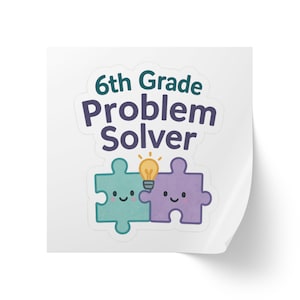 Pode incluir: Um adesivo com o texto 6th Grade Problem Solver em verde-azulado escuro e roxo. Abaixo do texto estão duas peças de quebra-cabeça sorridentes, uma verde-azulada e uma roxa, com um pequeno ícone de lâmpada amarela entre elas em fundo branco.