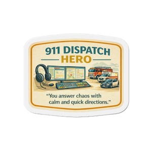 Puede incluir: Una pegatina con fondo beige y borde blanco. El texto "911 DISPATCH HERO" está en la parte superior. Debajo hay una computadora, auriculares y vehículos de emergencia. El texto "You answer chaos with calm and quick directions." está en la parte inferior.
