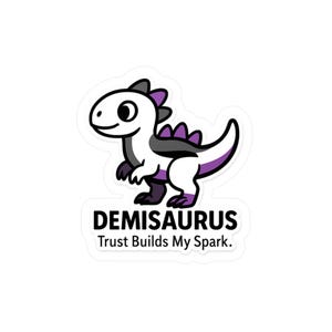 Pode incluir: Um autocolante branco com um dinossauro de desenho animado com detalhes em roxo, preto e cinza. O dinossauro está rotulado como "DEMISAURUS" com o texto "Trust Builds My Spark" abaixo. O autocolante tem um acabamento brilhante e uma borda branca.