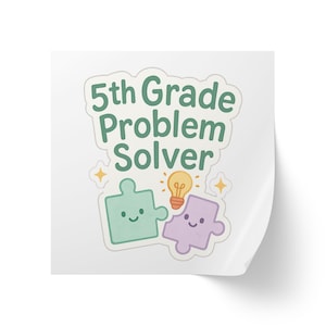 Pode incluir: Um autocolante branco com o texto "5th Grade Problem Solver" em verde. O autocolante apresenta uma lâmpada e duas peças de quebra-cabeça com rostos sorridentes. As peças do quebra-cabeça são verdes e roxas, com estrelas amarelas.