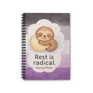 Puede incluir: Un cuaderno de espiral con una ilustración en acuarela de un perezoso marrón abrazando una luna amarilla dentro de una nube blanca. El fondo tiene rayas horizontales en negro, gris, blanco y morado. Texto: Rest is radical. Asexual Pride.