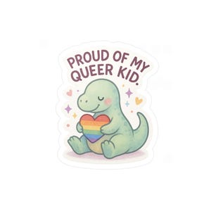 Pode incluir: Um autocolante com um dinossauro verde claro segurando um coração arco-íris. O dinossauro tem bochechas rosadas e é rodeado por corações e estrelas. O texto "PROUD OF MY QUEER KID" está escrito em roxo acima do dinossauro.