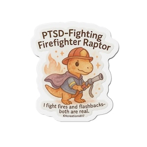 Könnte beinhalten: Ein Aufkleber mit einem Cartoon-Dinosaurier-Feuerwehrmann mit dem Text "PTSD-Fighting Firefighter Raptor". Der Dinosaurier ist orange und trägt einen Feuerwehrhut und einen Umhang und hält einen Schlauch. Der Text "I fight fires and flashbacks - both are real" ist ebenfalls enthalten.