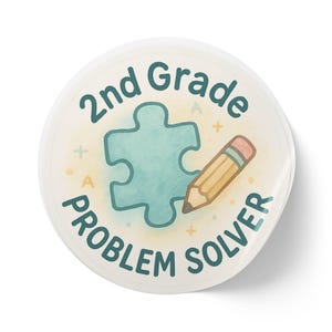 Pode incluir: Um autocolante redondo com o texto "2nd Grade PROBLEM SOLVER" em turquesa. Apresenta uma peça de quebra-cabeça turquesa e um lápis amarelo com uma borracha rosa. O autocolante tem um fundo bege claro com pequenos detalhes turquesa e amarelos.
