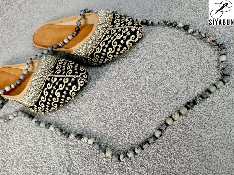 Punjabi Sandals
Mojari Shoes
Indian V Shape Footwear
Women Indian Footwear
Jaipur Jute
Kolhapuri Chappal
Indian Footwear
Indian Gold Sandals
Kolhapuri Heels
Rajasthani Jutti
Indian Slipper