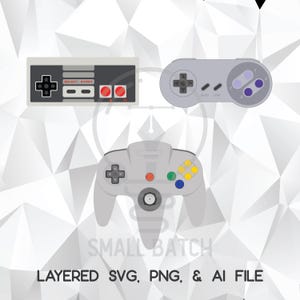 Puede incluir: Ilustración vectorial de tres mandos de videojuegos retro: un mando clásico de NES, un mando de Super Nintendo y un mando de Nintendo 64. La imagen incluye el texto "SMALL BATCH" y "LAYERED SVG, PNG, & AI FILE".