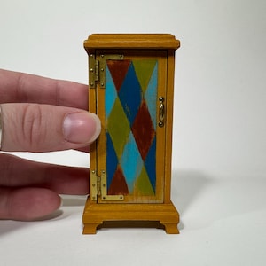Cupboard with Vintage Paint Pattern and Two Shelves – 1/12th Scale