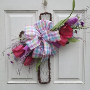 Corona de vid con cruz de tulipán / Decoración de puerta de Pascua / Corona de cruz de primavera