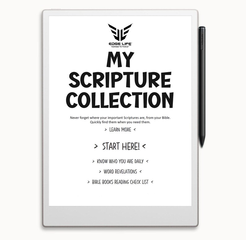 Op de afbeelding: Een witte e-reader met een zwarte stylus. Het scherm toont een zwart-wit afbeelding met de tekst "EDGE LIFE" en "MY SCRIPTURE COLLECTION". De tekst hieronder luidt "Never forget where your important Scriptures are, from your Bible. Quickly find them when you need them. > LEARN MORE < > START HERE! < > KNOW WHO YOU ARE DAILY < > WORD REVELATIONS < > BIBLE BOOKS READING CHECK LIST <"