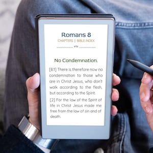 Op de afbeelding: Een e-reader met tekst uit Romeinen 8, getiteld "Geen veroordeling". Het apparaat wordt in de handen van een persoon gehouden, met een stylus. De tekst is in het Engels.