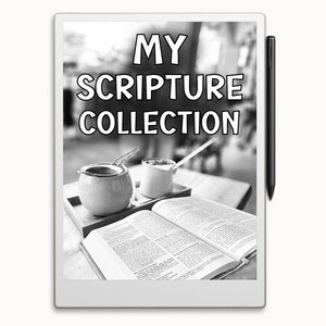 Op de afbeelding: Een zwart-witafbeelding van een witte e-reader met een zwarte stylus. De e-reader toont een zwart-witafbeelding van een boek en twee theepotten. De tekst "MY SCRIPTURE COLLECTION" wordt bovenaan de e-reader weergegeven.
