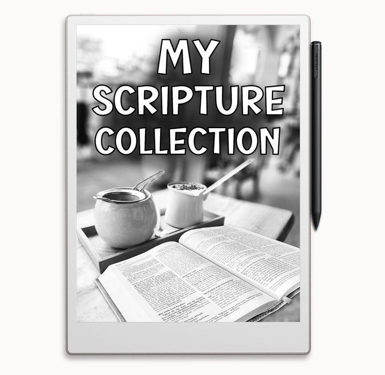 Op de afbeelding: Een zwart-witafbeelding van een witte e-reader met een zwarte stylus. De e-reader toont een zwart-witafbeelding van een boek en twee theepotten. De tekst "MY SCRIPTURE COLLECTION" wordt bovenaan de e-reader weergegeven.