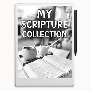 Op de afbeelding: Een zwart-witafbeelding van een witte e-reader met een zwarte stylus. De e-reader toont een zwart-witafbeelding van een boek en twee theepotten. De tekst "MY SCRIPTURE COLLECTION" wordt bovenaan de e-reader weergegeven.
