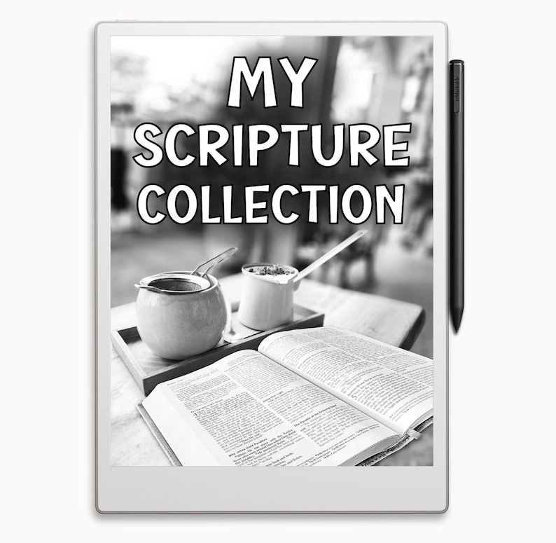 Op de afbeelding: Een zwart-witafbeelding van een witte e-reader met een zwarte stylus. De e-reader toont een zwart-witafbeelding van een boek en twee theepotten. De tekst "MY SCRIPTURE COLLECTION" wordt bovenaan de e-reader weergegeven.