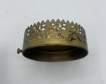 3-3/8” Metal lamp shade holder ( used)