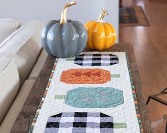 Pumpkin quilted table runner pattern - pumpkin patchwork table runner - gingham pumpkin quilt - Halloween table runner