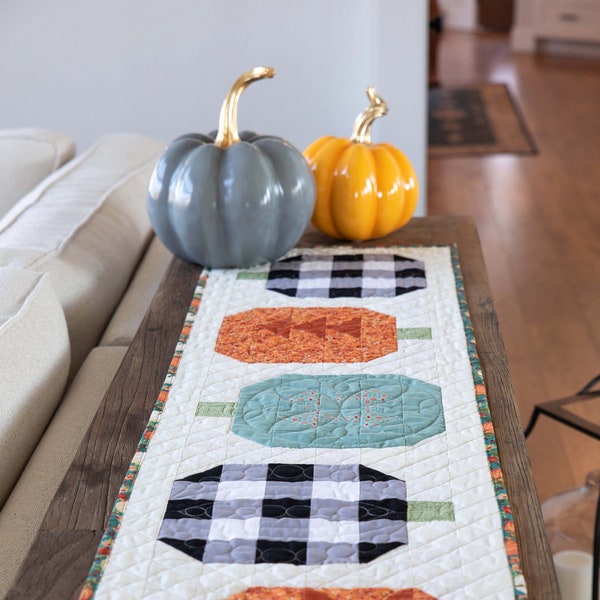 Pumpkin quilted table runner pattern - pumpkin patchwork table runner - gingham pumpkin quilt - Halloween table runner