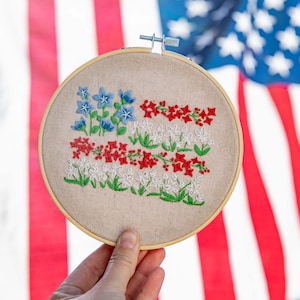 アメリカ国旗の花刺繍キット、6インチの刺繍枠アートキット、説明書とフロス付き。花柄のアメリカ国旗の手刺繍