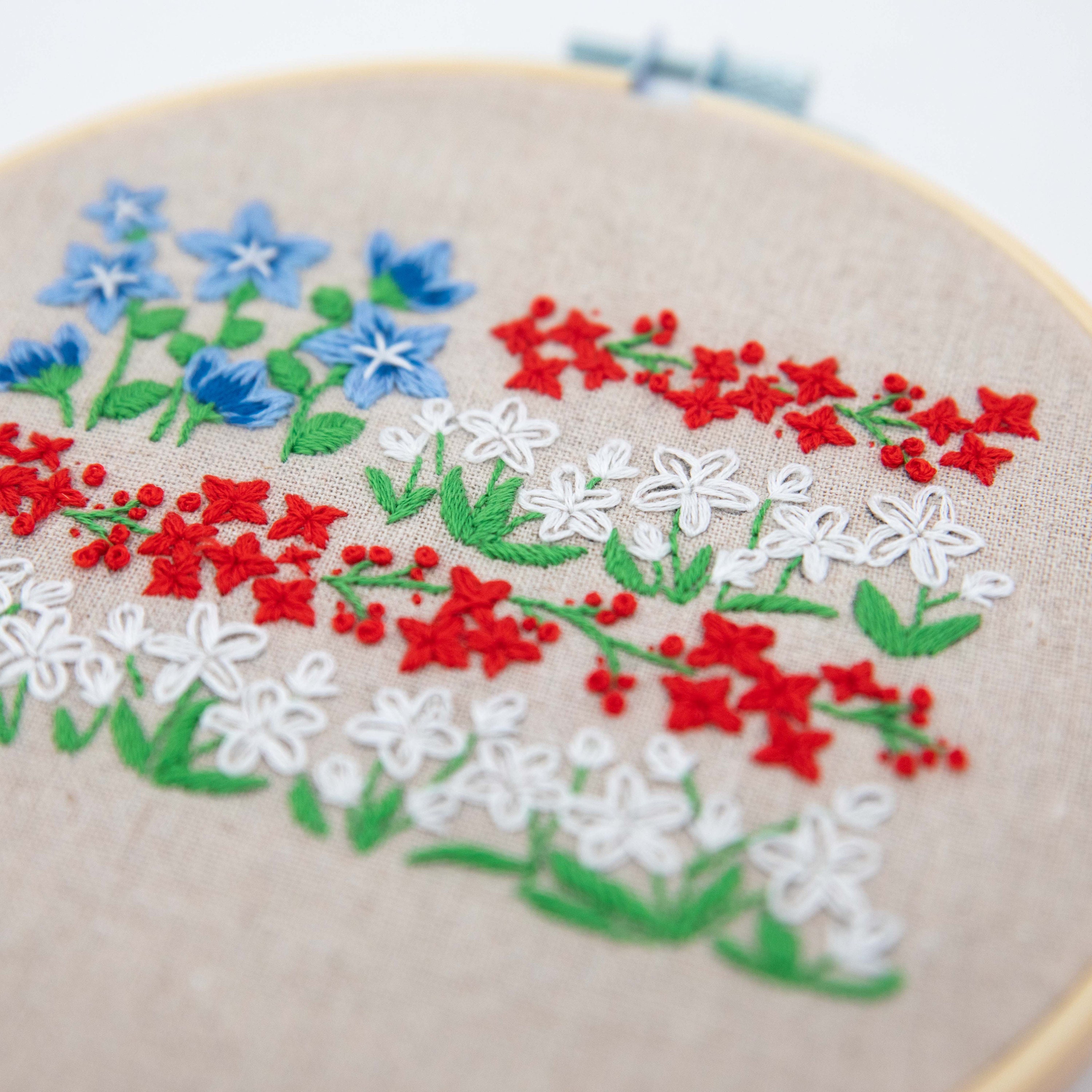 AMERI ★ UND FLOWER RAISED EMBROIDERY TOP Ameri UND FLOWER RAISED EMBROIDERY TOP