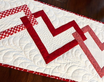 Linked Hearts Quilted Table Runner Pattern - Valentines day mini quilt pattern