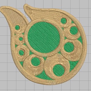Può includere: Una toppa ricamata in oro e verde a forma di lacrima con un design circolare. Il centro della toppa è verde e il bordo esterno è dorato con una serie di cerchi.