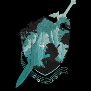 Pode incluir: Um remendo bordado azul e preto com uma espada, um escudo e a silhueta de uma figura em uma floresta. O escudo tem um desenho de notas musicais e um símbolo triangular.