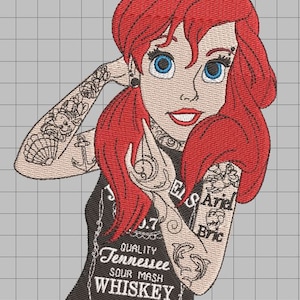 Pode incluir: Um personagem de desenho animado de cabelo ruivo e olhos azuis com um colar preto. O personagem está vestindo uma camisa preta com um rótulo branco "Jack Daniel's Tennessee Sour Mash Whiskey" e tem tatuagens em ambos os braços. As tatuagens incluem uma sereia, uma âncora e um golfinho.