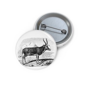 以下が含まれることがあります： サイガ羚羊の白黒のイラスト。サイガ羚羊は、特徴的な大きく膨らんだ鼻を持つ羚羊の一種です。羚羊は、背景に山々が見える草地の上に立っています。