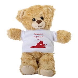 Könnte beinhalten: Ein hellbrauner Teddybär, der ein weißes T-Shirt mit einem roten Umriss des Bundesstaates Virginia und einem Herzen in der Mitte trägt. Das Shirt sagt "Jemand in Virginia liebt mich".