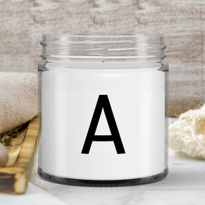 Ideia de presente com monograma de vela com letra personalizada