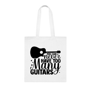 Könnte beinhalten: Weiße Einkaufstasche mit einer schwarzen Silhouette einer Gitarre und dem Text "You can't never have too many guitars".