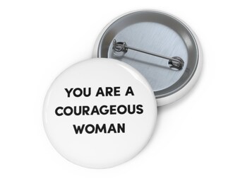 Pode incluir: Botão branco com texto preto que diz "You are a courageous woman".