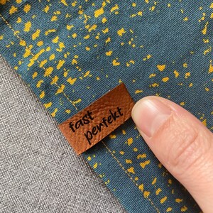 Kunstleder Saumlabel "fast perfekt" in braun oder grau